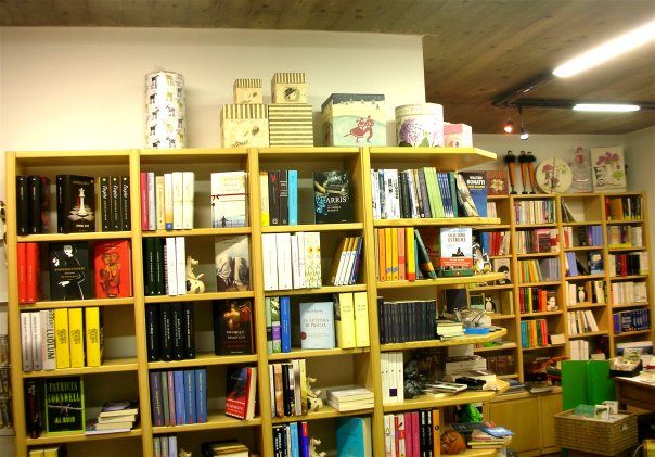 English: Bookshop in Bormio, Italy Italiano: L...