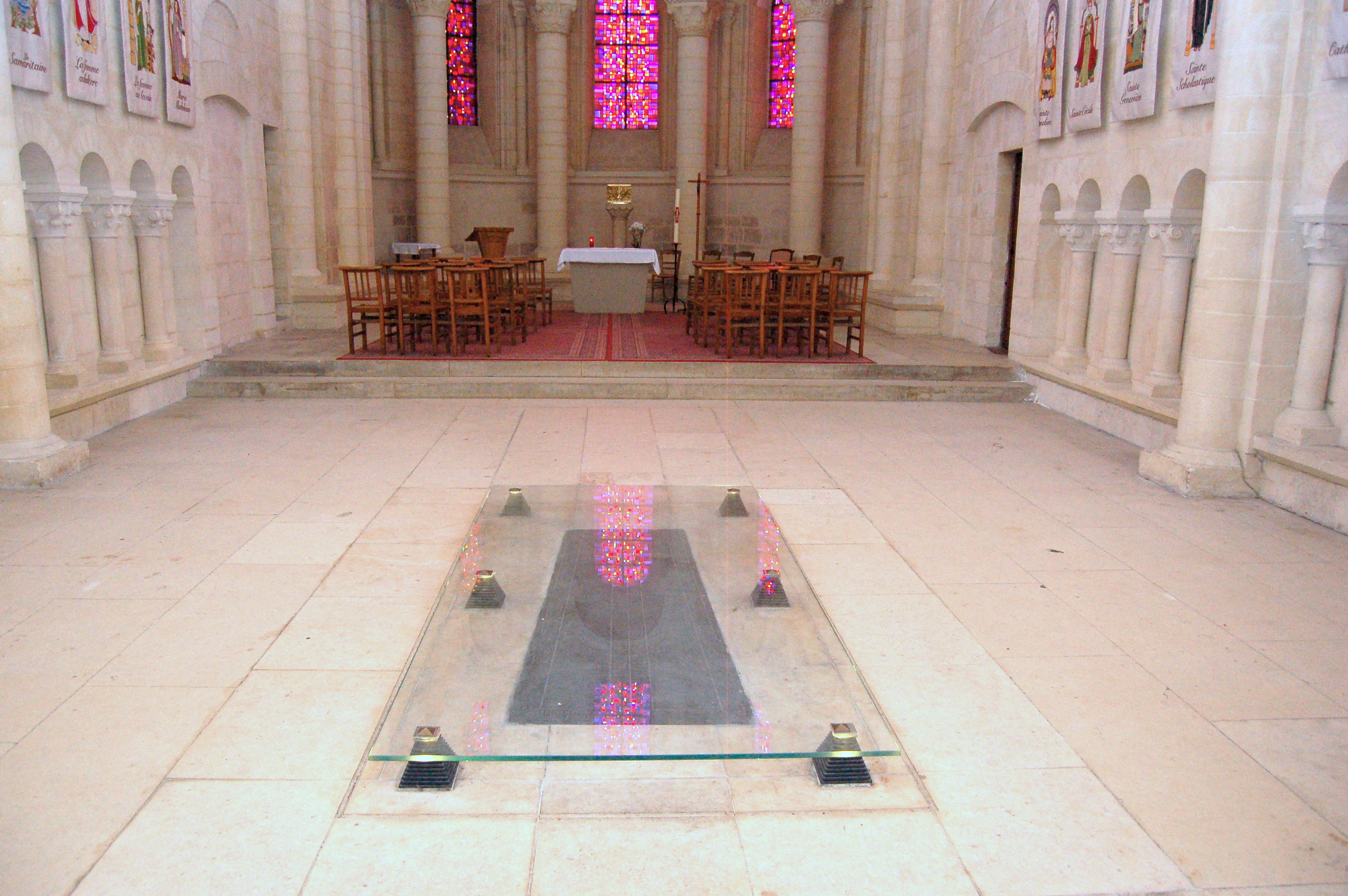 Queen Matilda's grave in the Women's Abbey at Caen.jpg