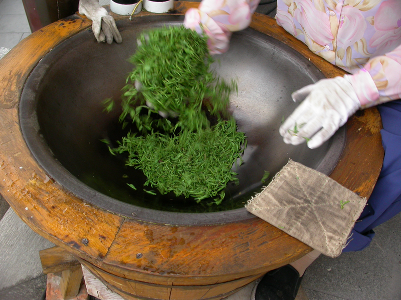 Suszenie herbaty Longjing [wikipedia]