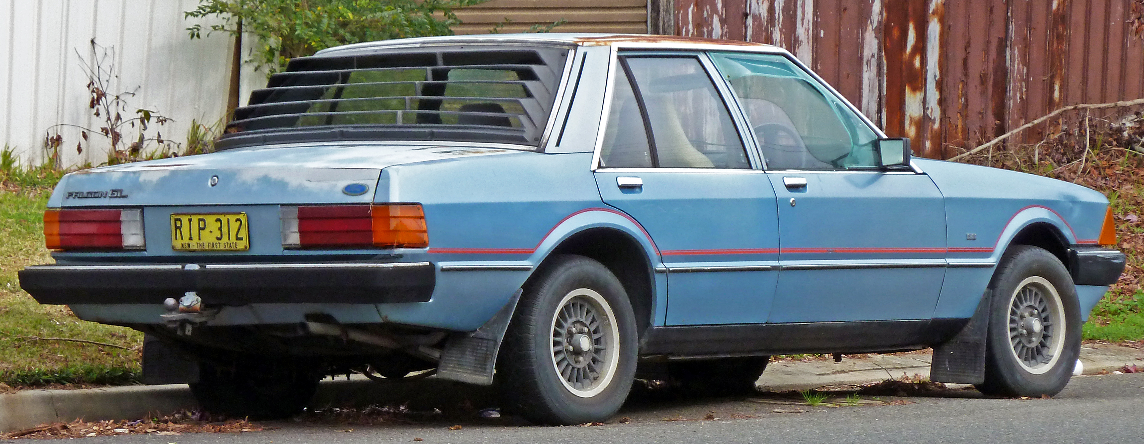 1980-1982_Ford_XD_Falcon_GL_sedan_02.jpg