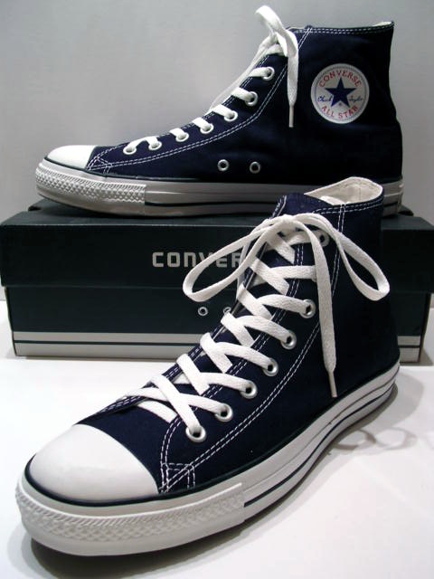 أحذية الكونفيرس A_classic_Black_pair_of_Converse_All_Stars_resting_on_the_Black_&_White_Ed._Shoebox_(1998-2002)