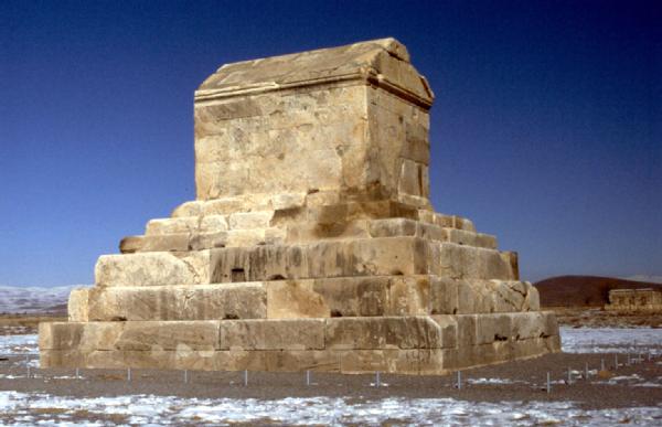 Tumba de Darío que Alejandro visitó en Pasargada. (Wikipedia)