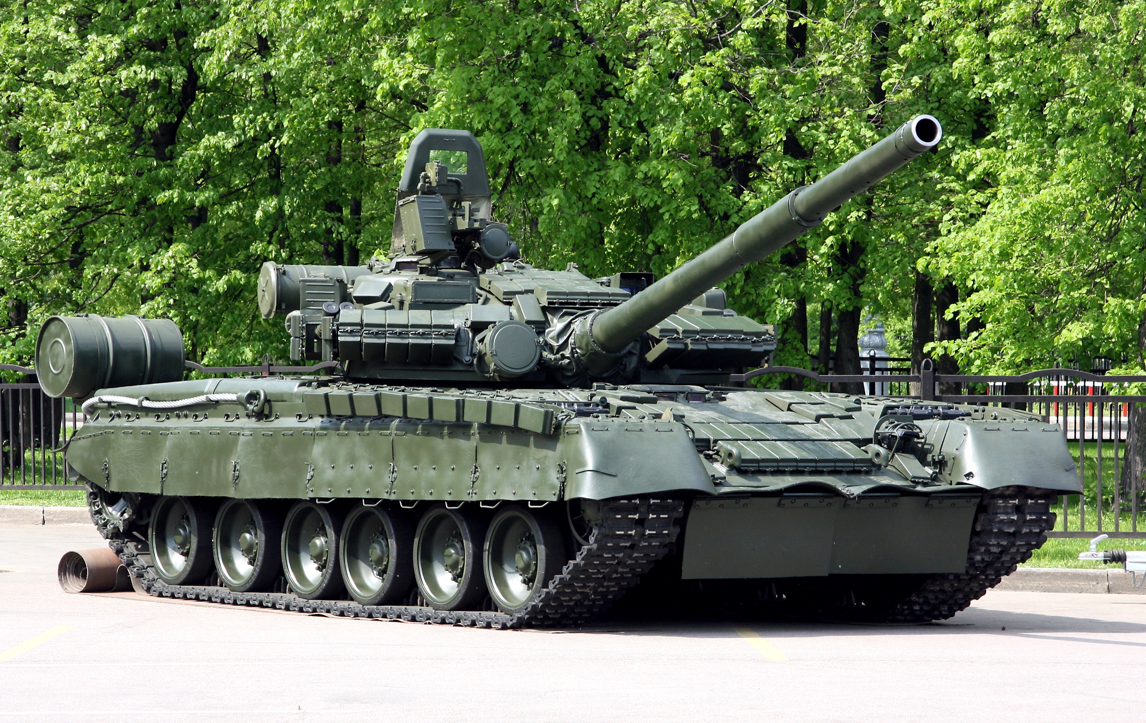 http://upload.wikimedia.org/wikipedia/commons/a/a8/Russian_T-80BV.jpg