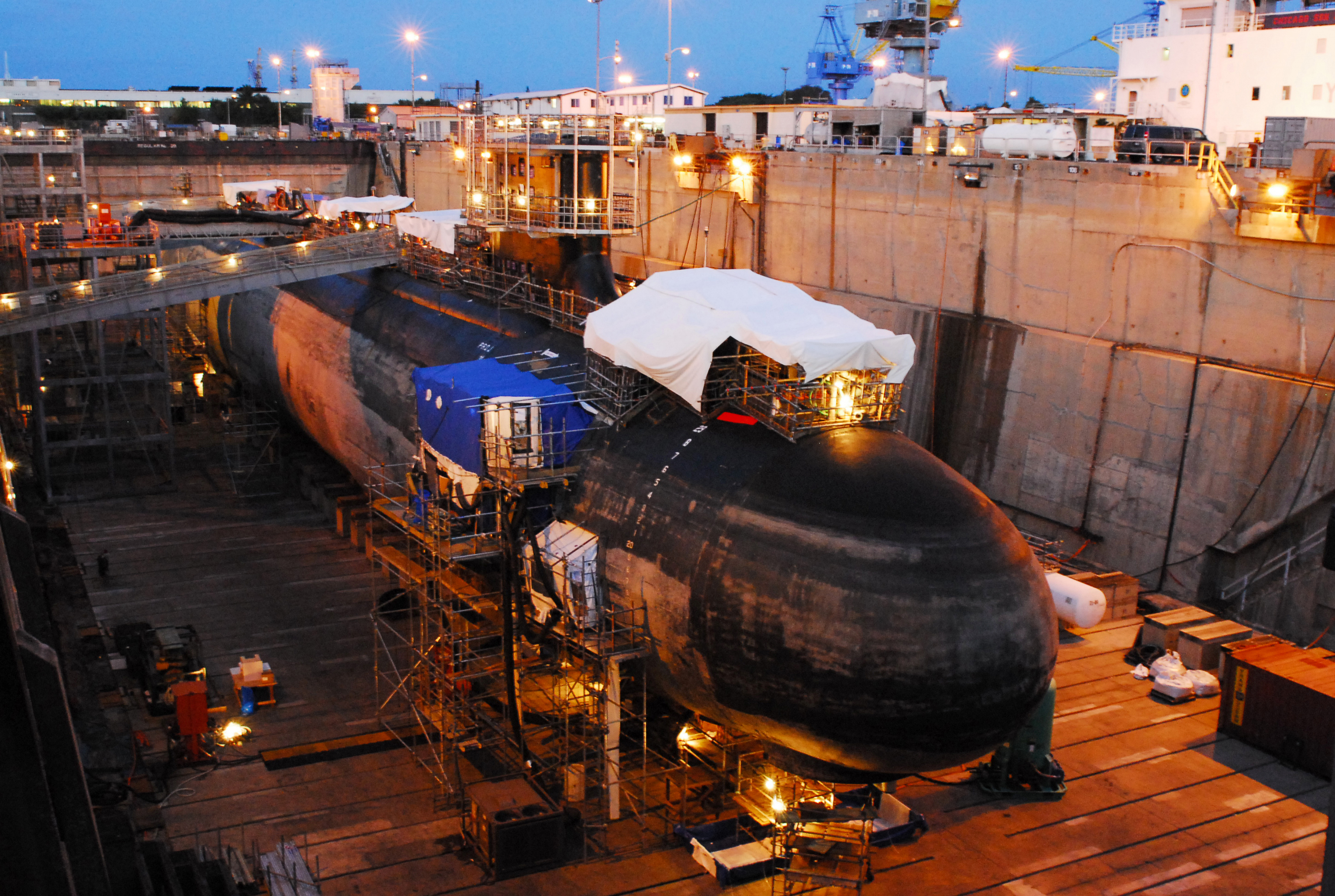 US_Navy_100414-N-3944N-002_The_Virginia-Class_attack_submarine_USS_Hawaii_(SSN_776)_undergoes_routine_inspections_and_repairs_in_Pearl_Harbor_Naval_Shipyard.jpg