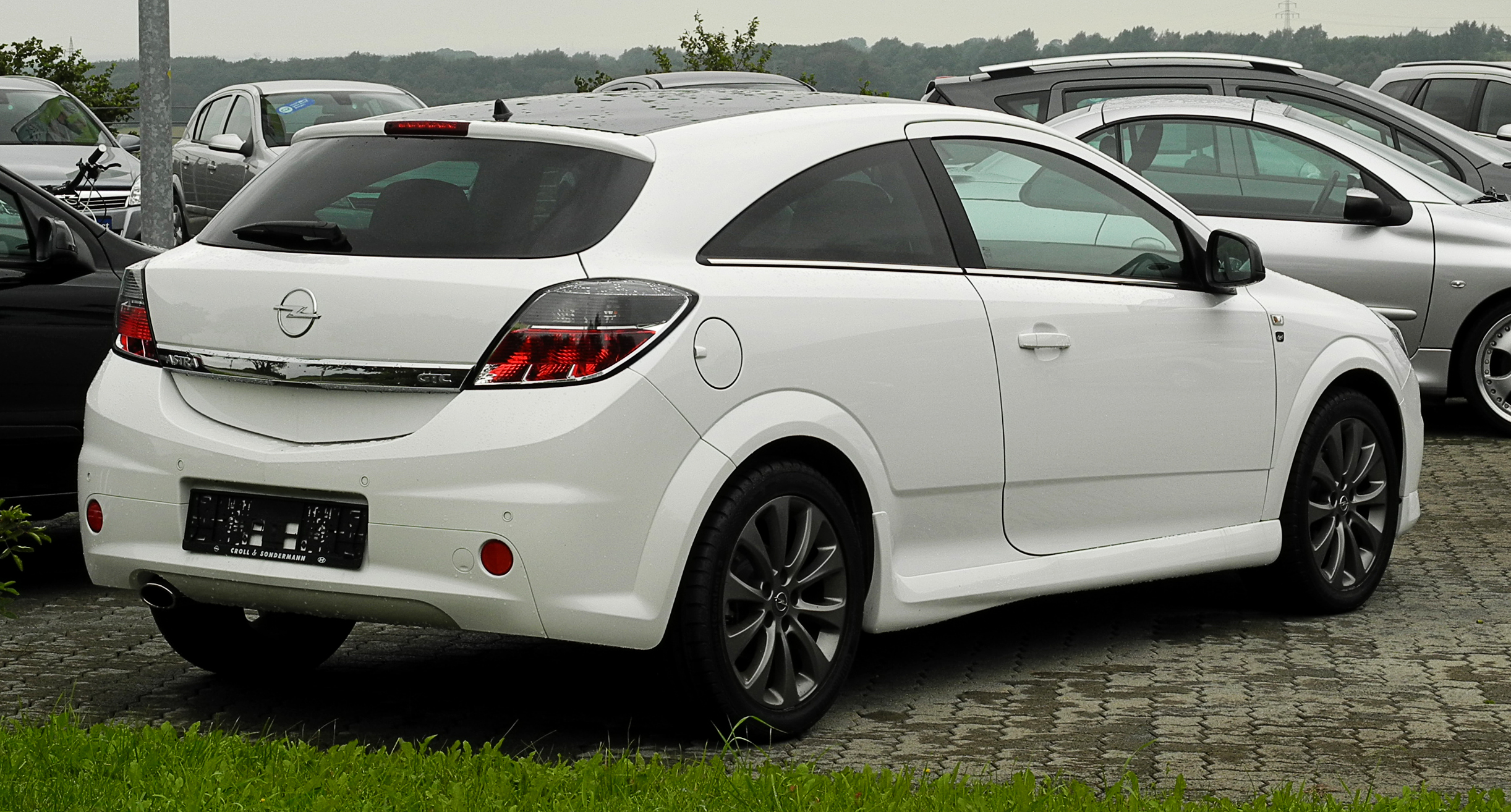 File:Opel Astra GTC 1.6 ECOTEC Black & White (H, Facelift ...