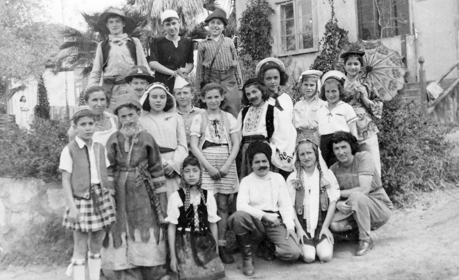 http://upload.wikimedia.org/wikipedia/commons/a/a9/PikiWiki_Israel_8502_Gan-Shmuel_-_Purim_with_children_in_1946.jpg