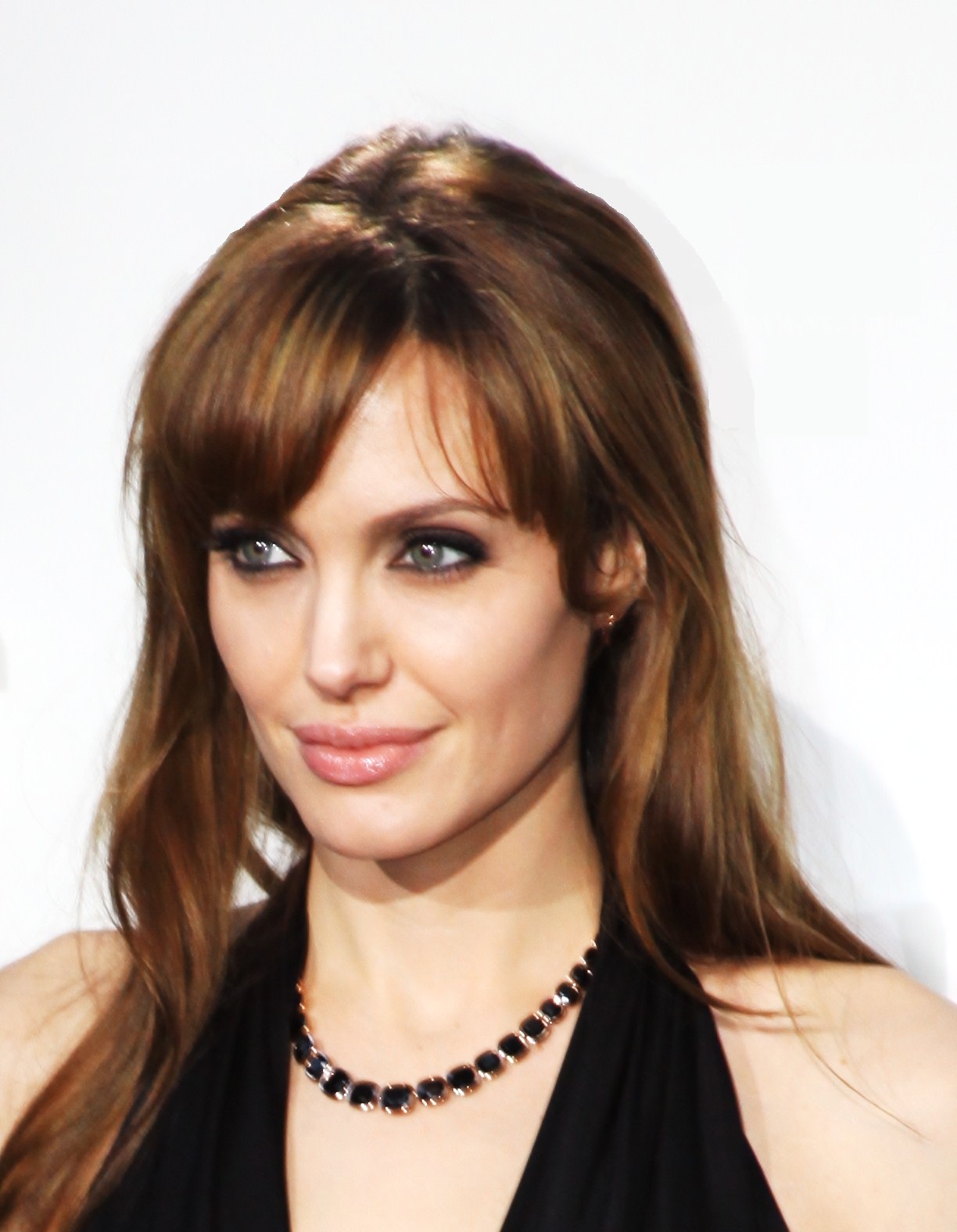 Gaya Rambut Pendek Membuat Angelina Jolie Bahagia Epsosde