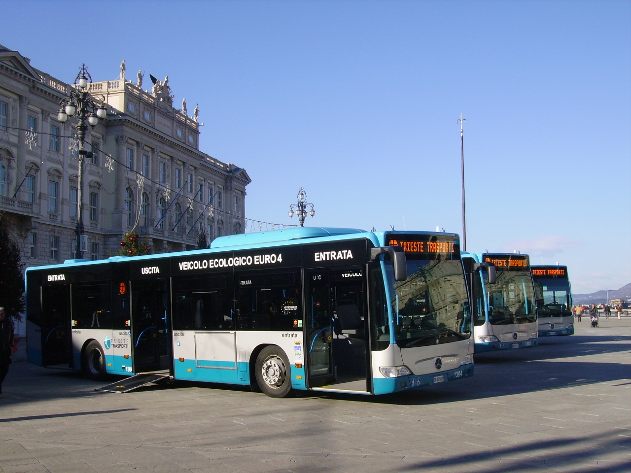 Bus_Trieste_Piazza_Unita.jpg