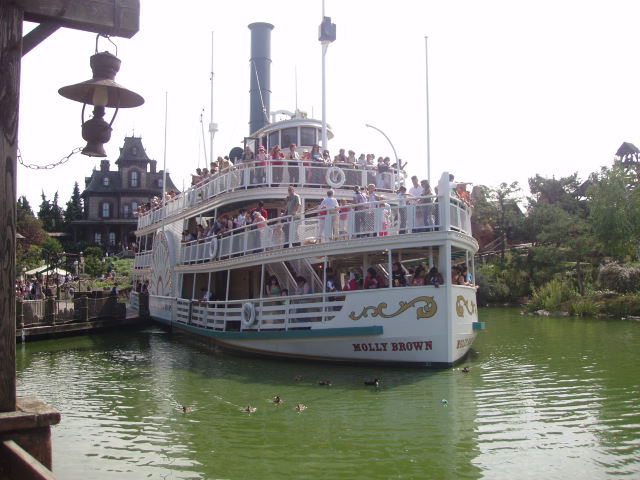 Le "Molly Brown Riverboat" Molly_Brown_river_boat,_Disneyland_Resort_Paris