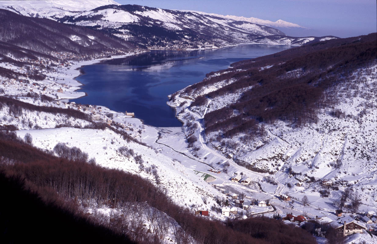 Makedonija Panoramic_image_of_Mavrovo,_Republic_of_Macedonia_in_winter