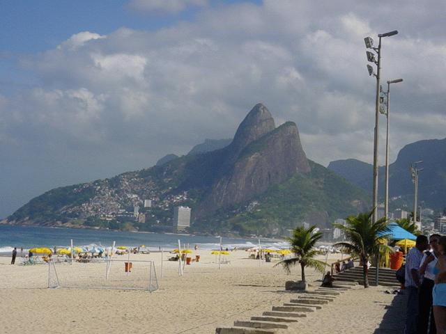 Пляж Ипанема в Рио-де-Жанейро (источник Википедия)
