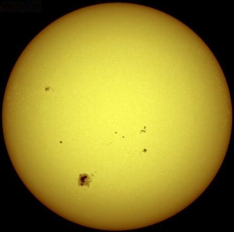 Il sole con alcune macchie solari visibili. Le due macchie piccole al centro hanno all'incirca il diametro della Terra.