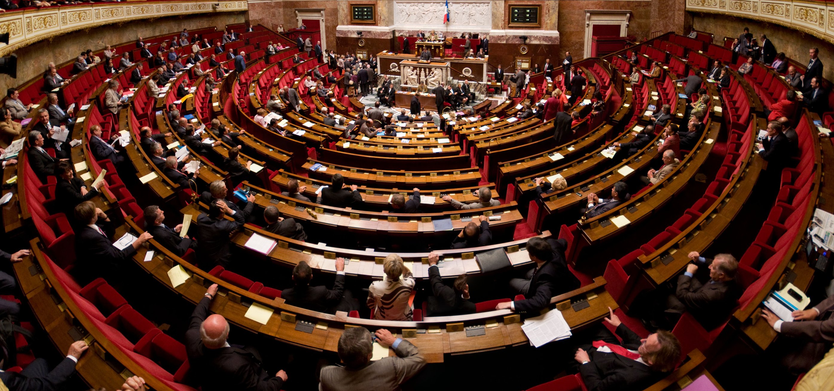 http://upload.wikimedia.org/wikipedia/commons/a/ab/Panorama_de_l%27h%C3%A9micyle_de_l%27assembl%C3%A9e_nationale.jpg