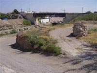 Au premier plan : Peñeta de La Florida, vestige d'un aqueduc médiéval restauré au XVIe siècle. À l'arrière-plan : pont ferroviaire.