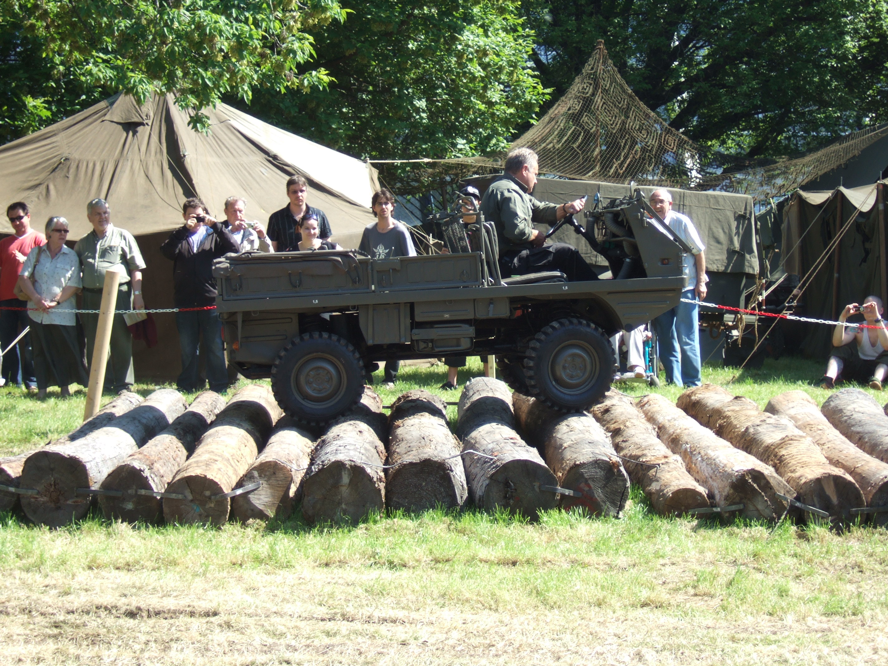 Steyr_Puch_Haflinger_HGM_Auf_R%C3%A4dern_und_Ketten_2010.jpg