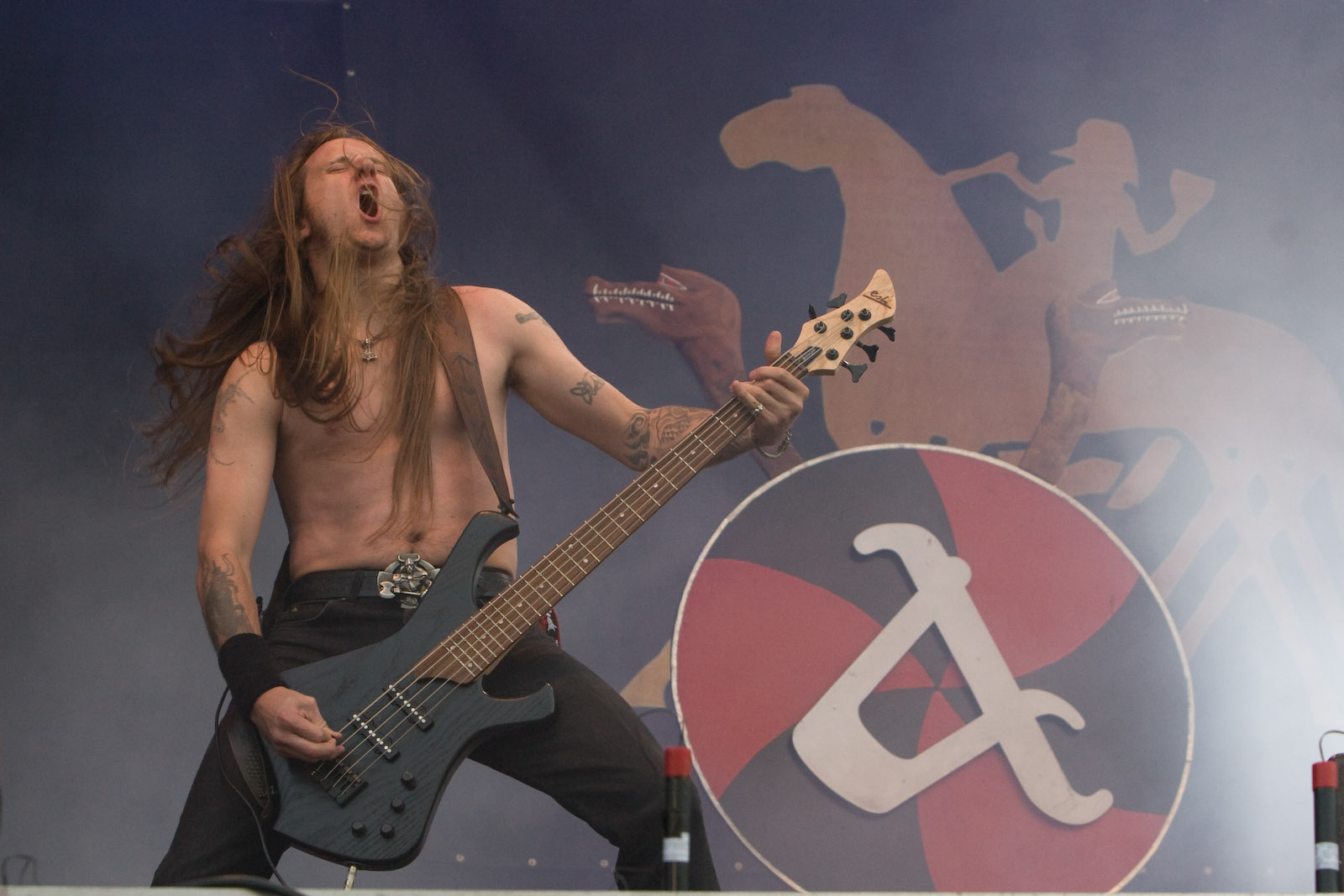 http://upload.wikimedia.org/wikipedia/commons/a/ac/Amon_Amarth-1001-Ted_Lundstr%C3%B6m.jpg