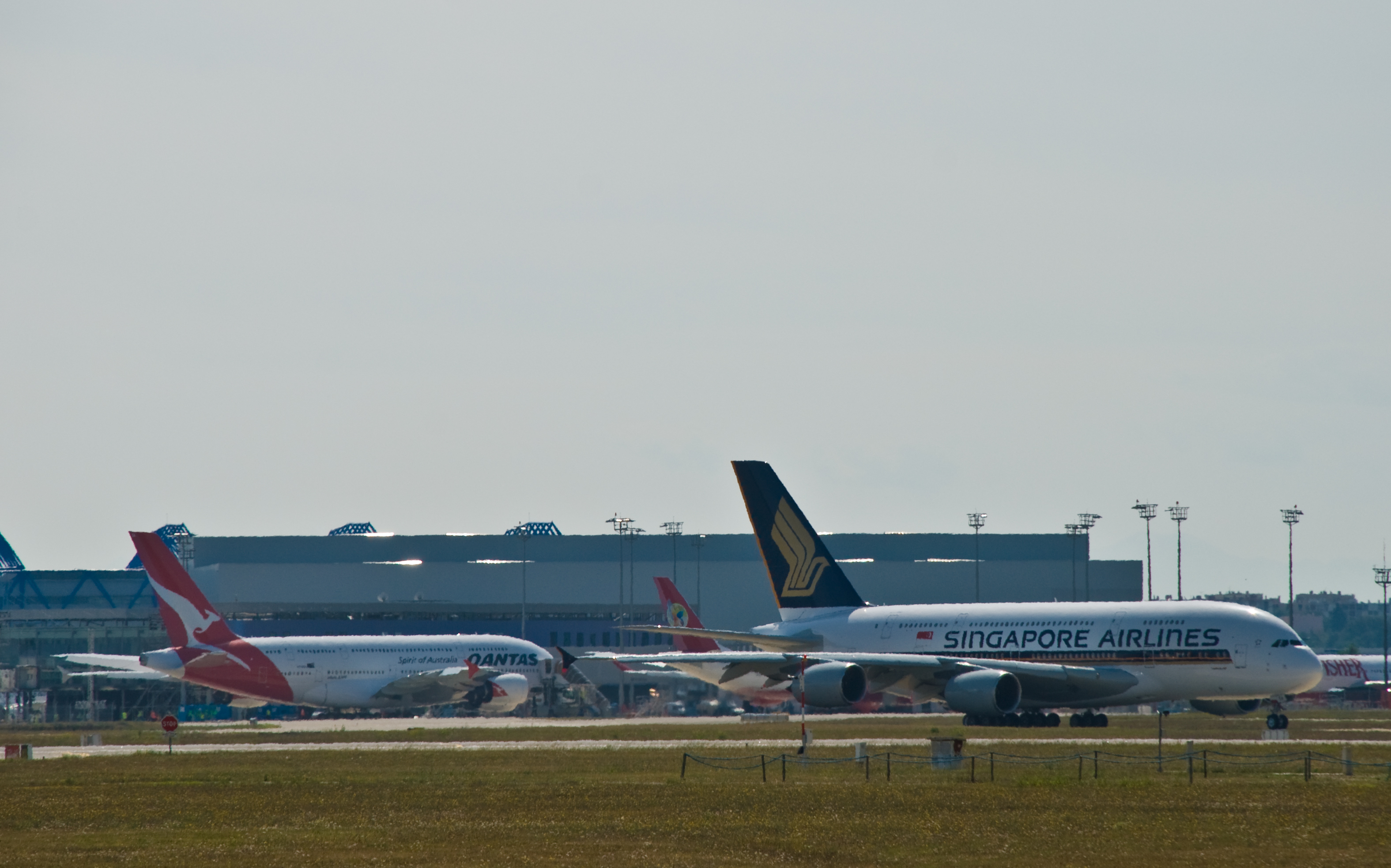 File:Qantas and Singapore Airlines Airbus A380 at TBIA.jpg ...