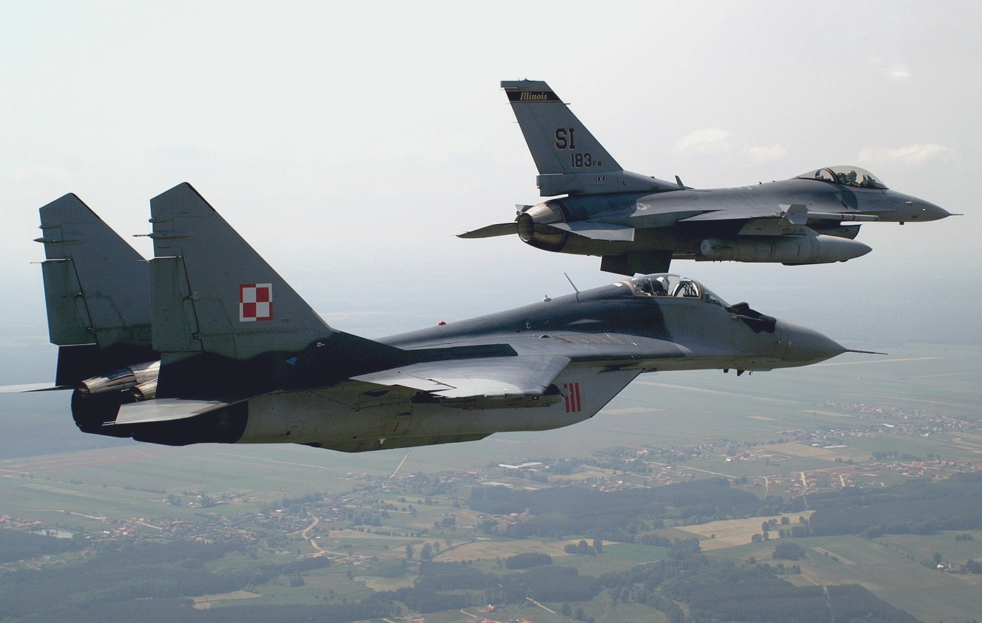 أجيال المقاتلات U.S._F-16C_Fighting_Falcon_and_Polish_Mikoyan-Gurevich_MiG-29A_over_Krzesiny_air_base,_Poland_-_20050615