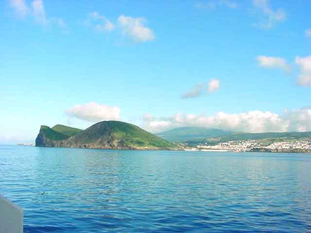 Ficheiro:Monte Brasil, visto do mar, Ilha Terceira, Açores.jpg