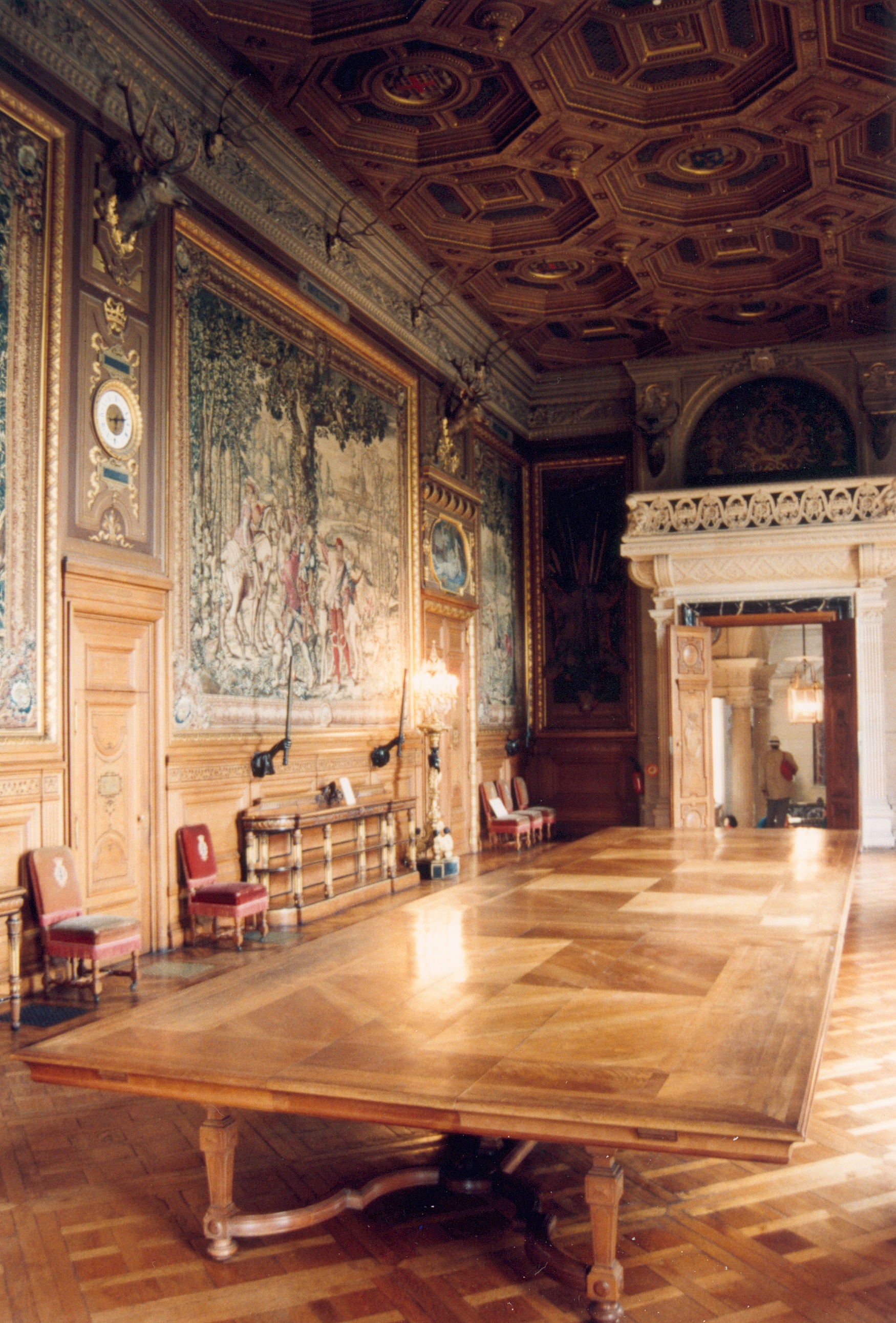 http://upload.wikimedia.org/wikipedia/commons/a/af/Chantilly_Castle_04.jpg