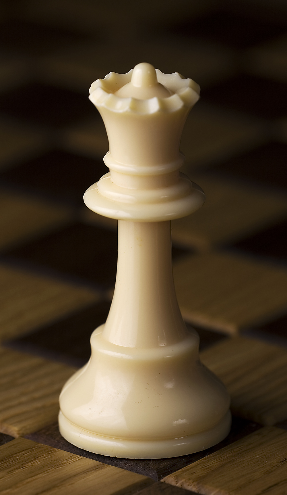 http://upload.wikimedia.org/wikipedia/commons/a/af/Chess_piece_-_White_queen.jpg