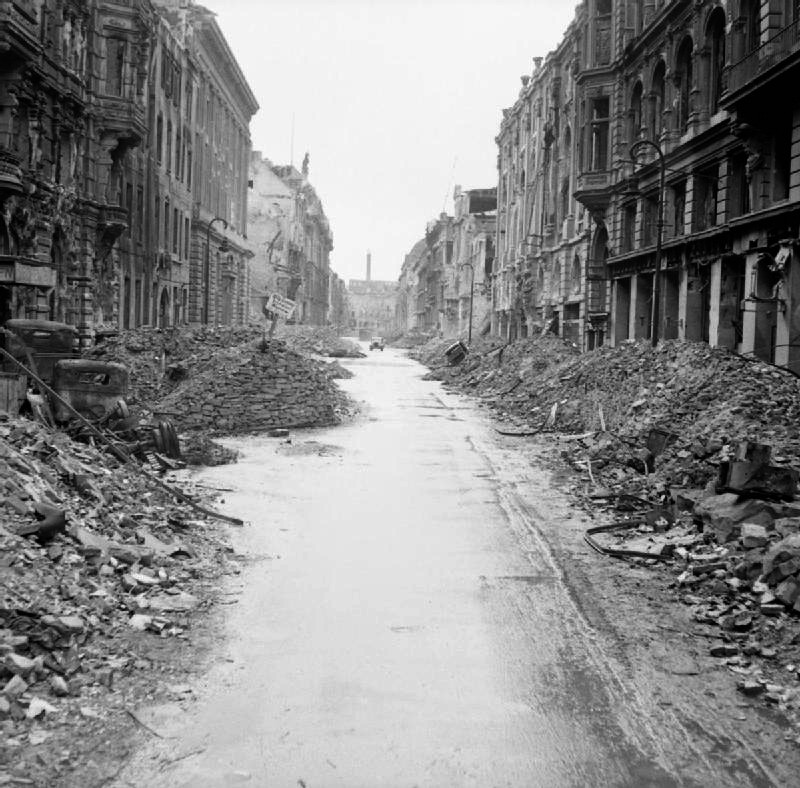 File:Destruction in a Berlin