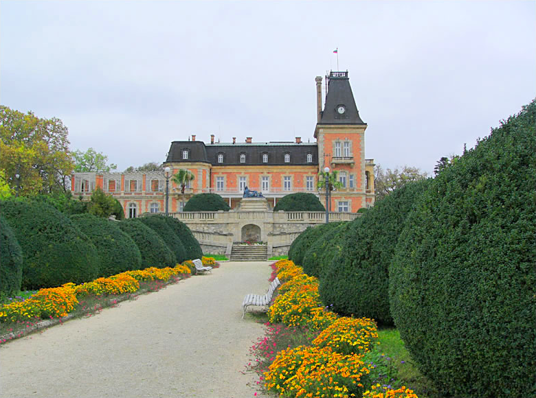 http://upload.wikimedia.org/wikipedia/commons/a/af/Euxinograd-palace-benkovski.png