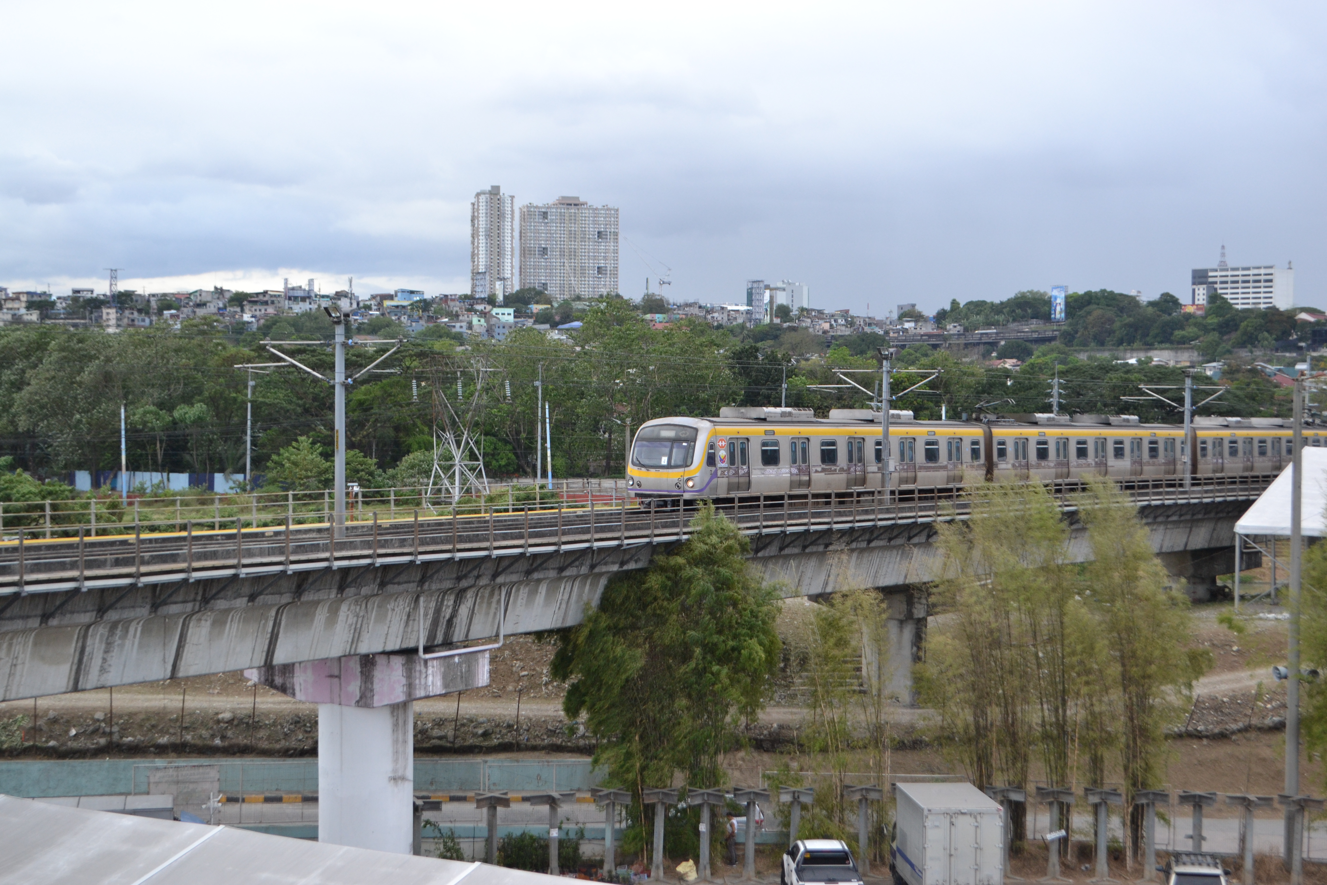 Arriving at Santolan Terminal Station. Paparating na sa Santolan Terminal Station.