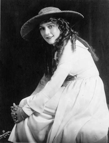 http://upload.wikimedia.org/wikipedia/commons/a/af/Mary_Pickford_portrait.jpg
