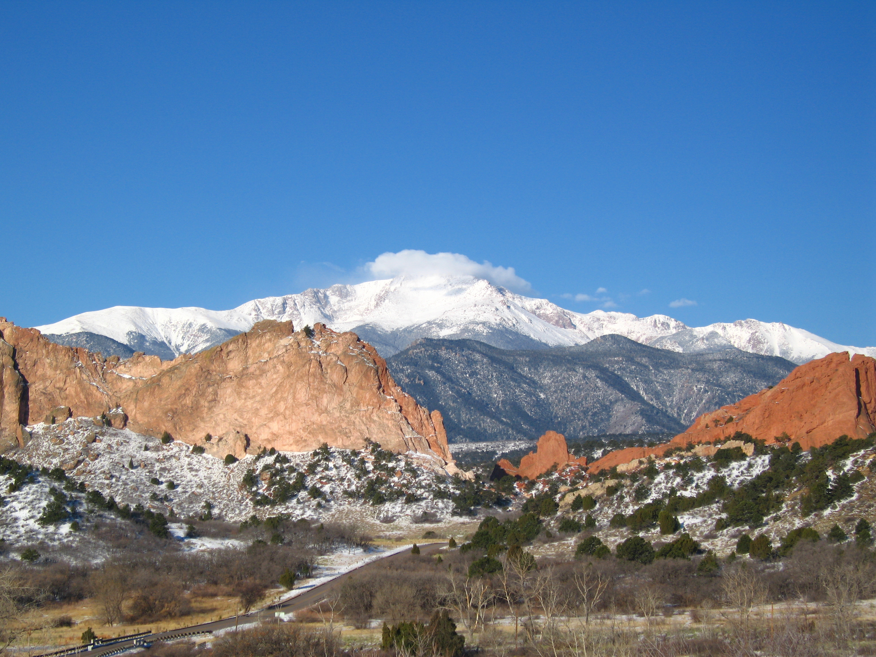 Pikes_Peak_from_the_Garden_of_the_Gods.j