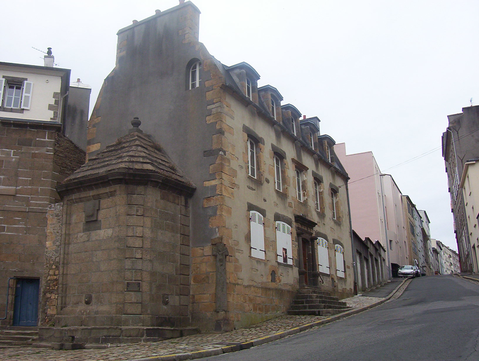 http://upload.wikimedia.org/wikipedia/commons/b/b0/Maison_de_la_Fontaine-Brest.jpg