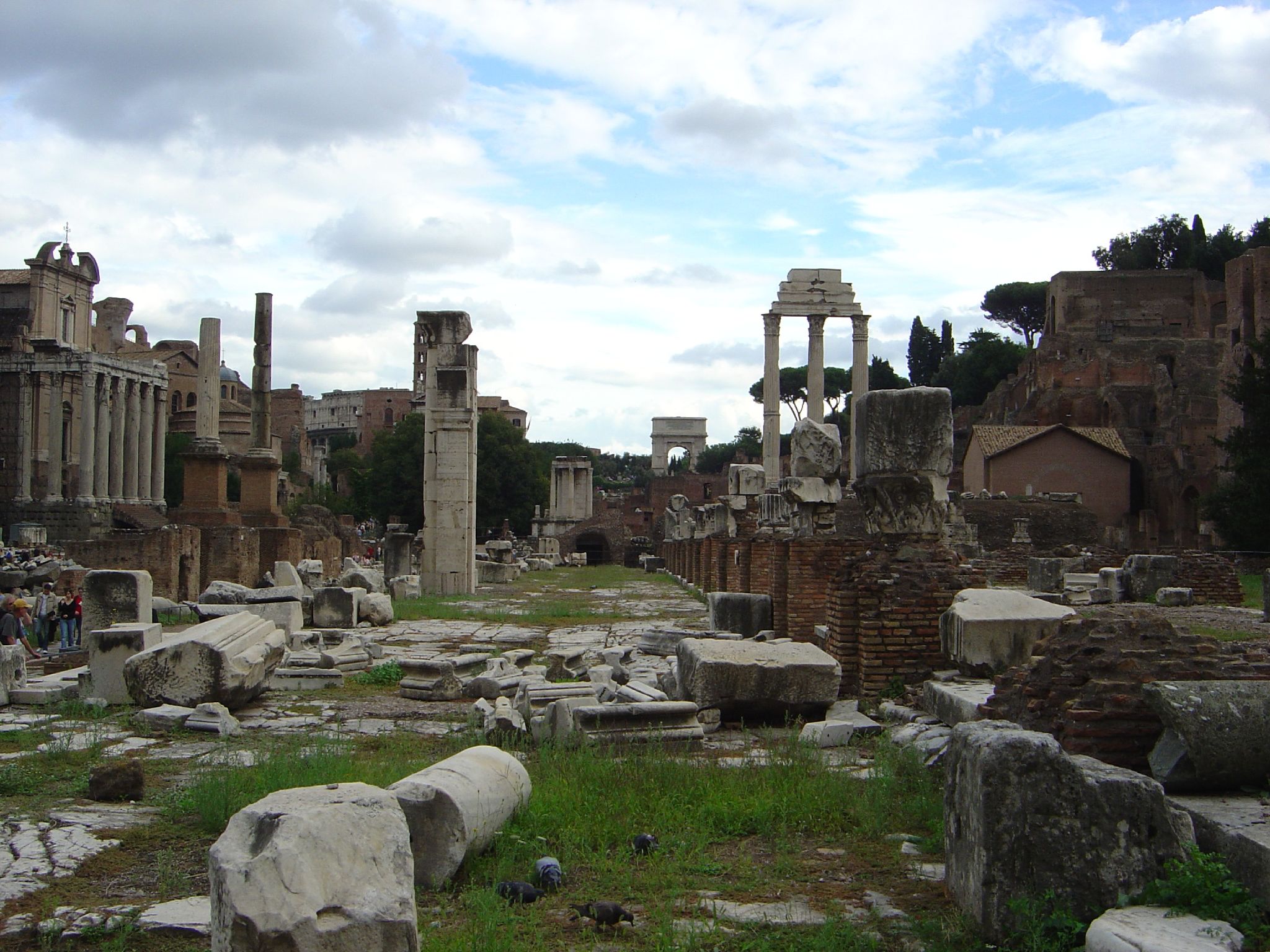 http://upload.wikimedia.org/wikipedia/commons/b/b1/Ruins_of_Roman_Forum.jpg