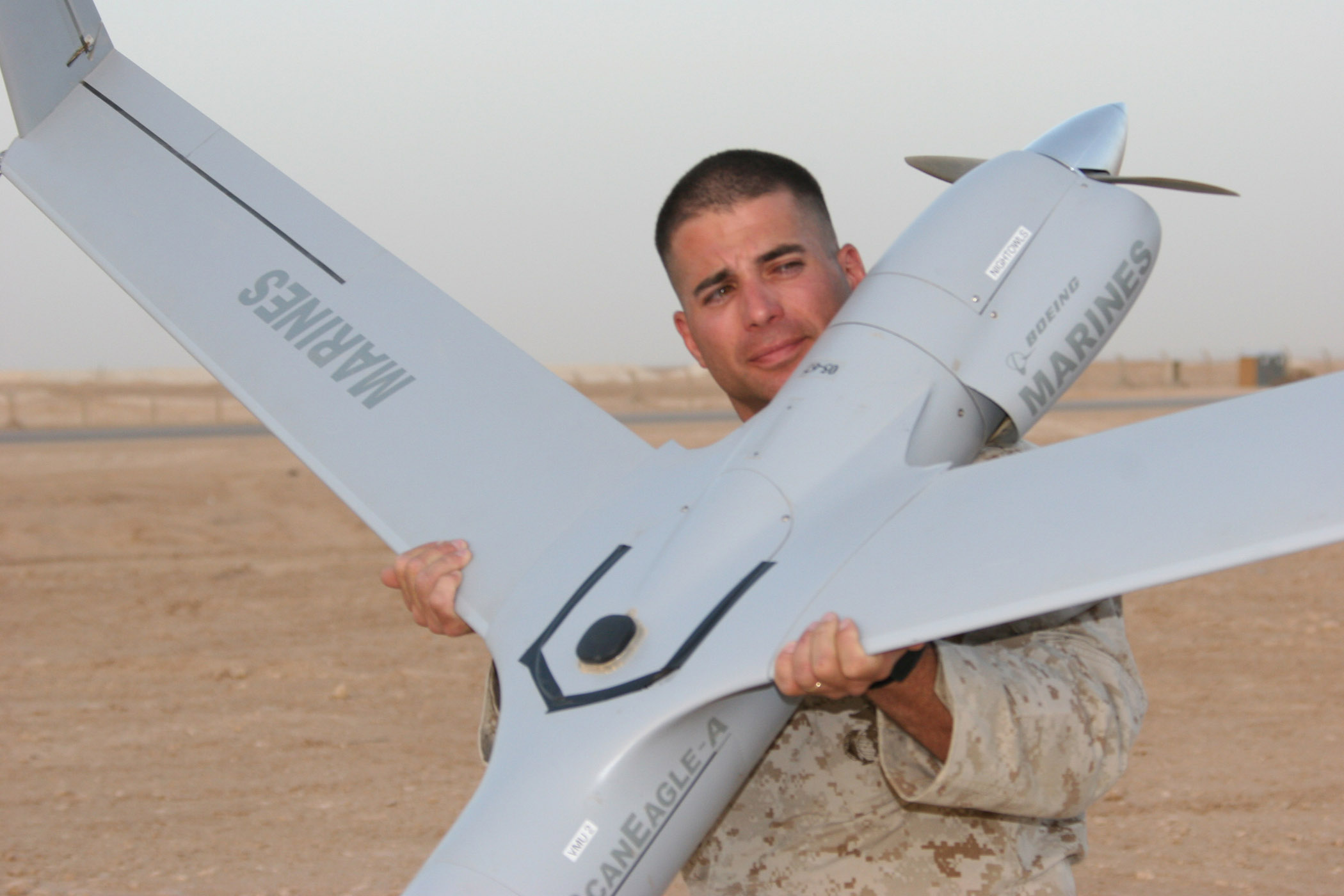 駐伊拉克的美海軍陸戰隊隊員手持“掃描鷹”無人機