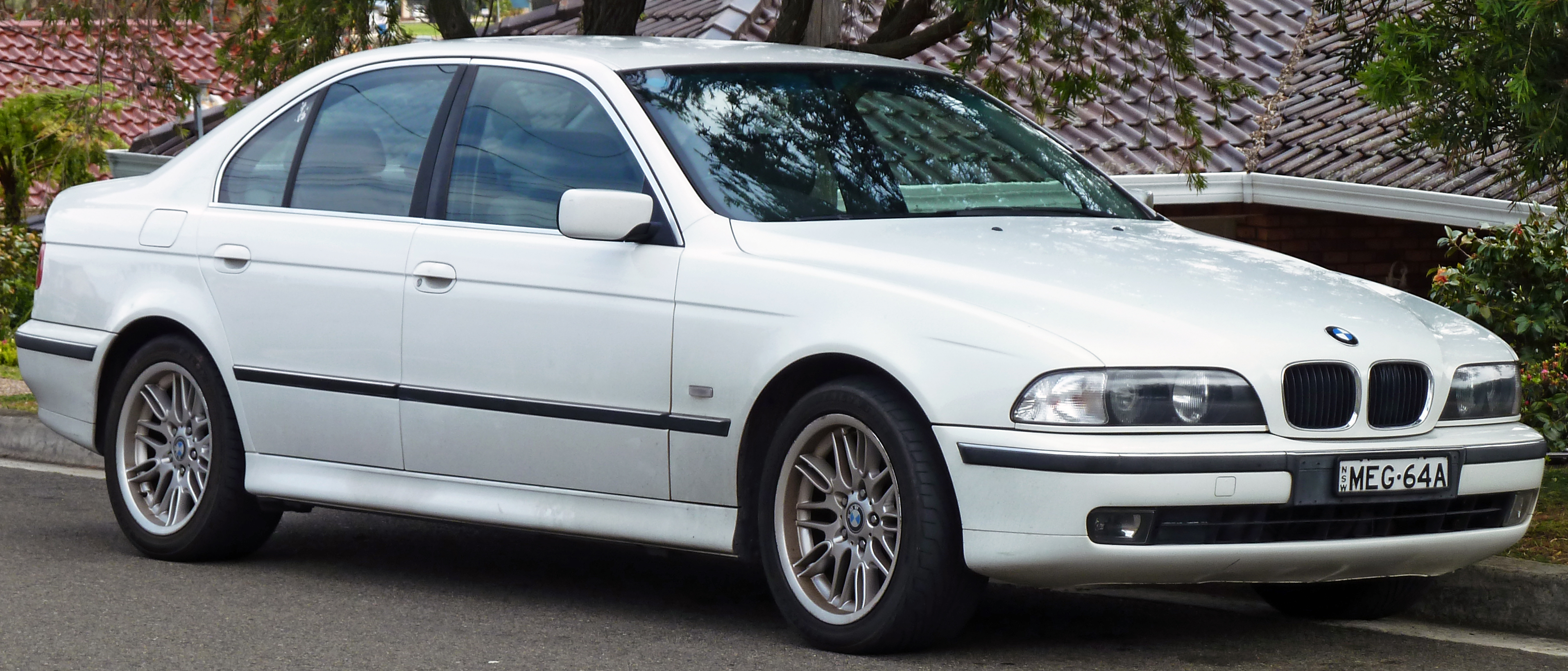 File:1996-2000 BMW 523i (E39) sedan 02.jpg