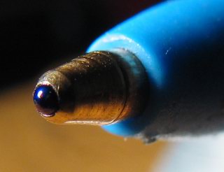 Gros plan d'une bille d'un stylo-bille commun