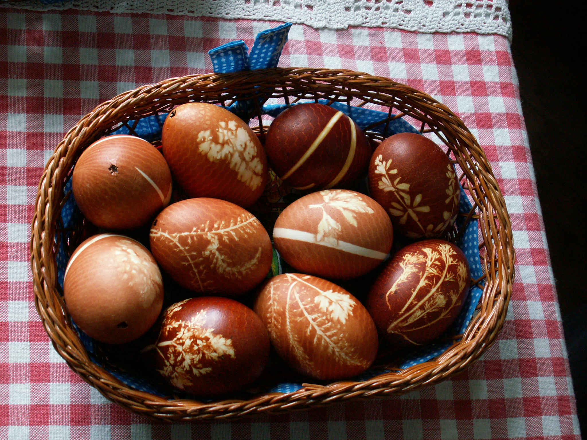 File:Easter eggs - onion decoration.jpg