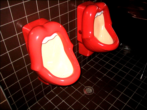 [Bild: Mouth_shaped_urinals.jpg]