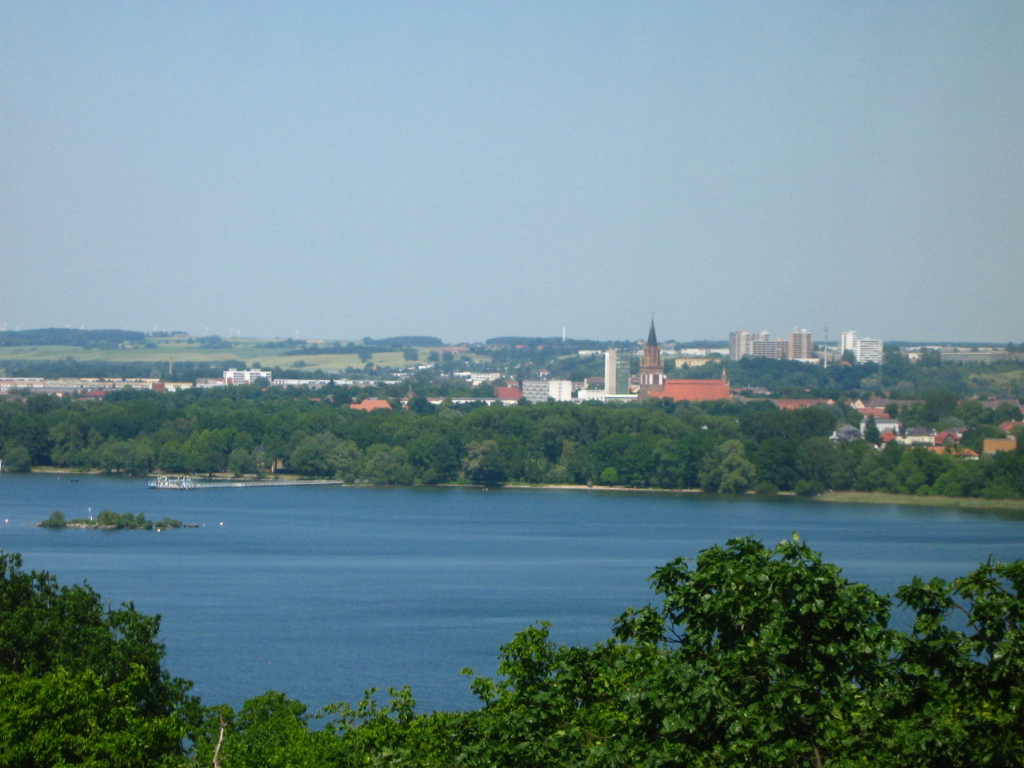 Blick über den Tollense-See auf Neubrandenburg - Quelle: WikiCommons