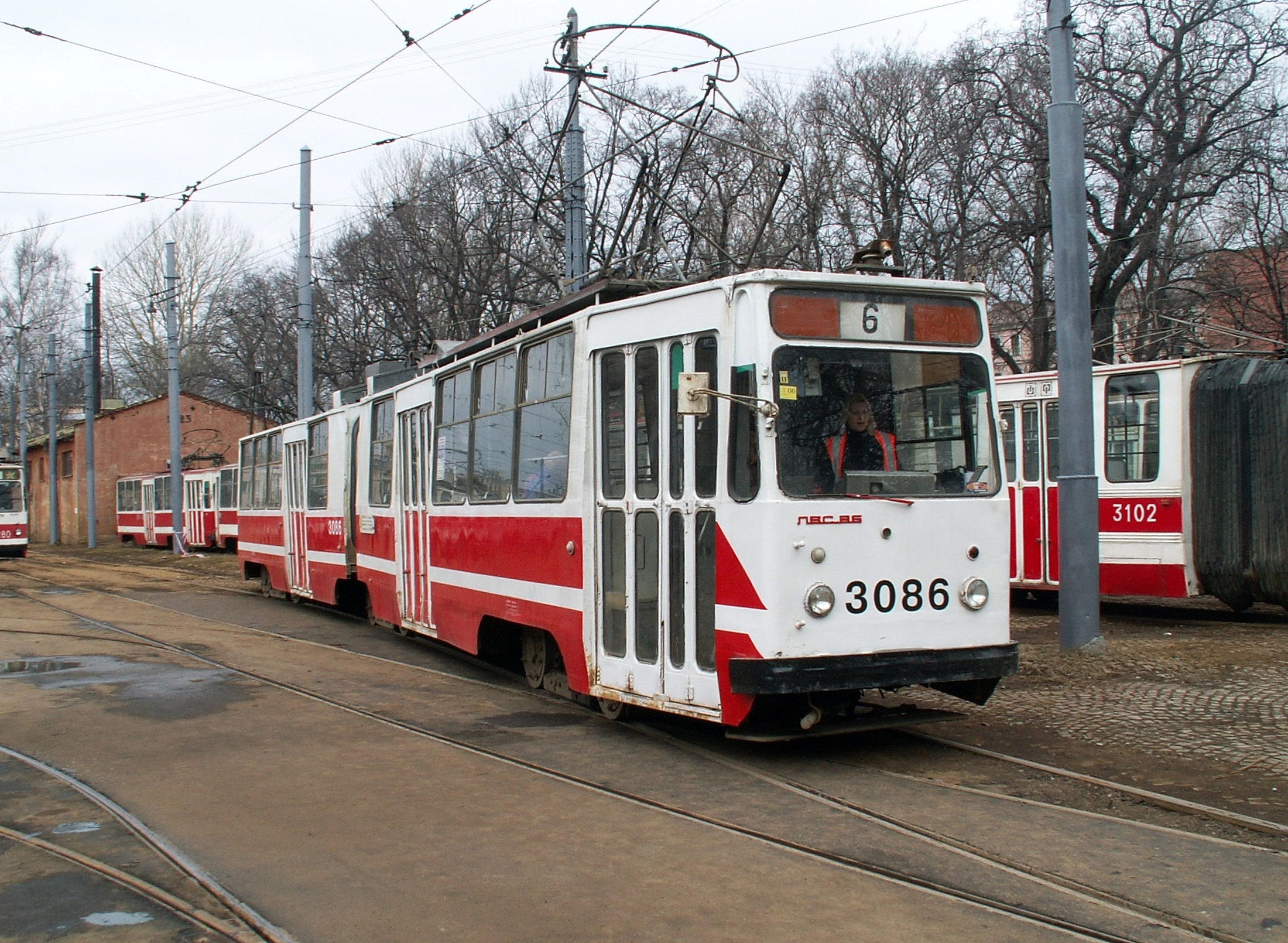 [Obrázek: LVS-86K_%E2%84%96_3086_at_Vasileostrovsky_depot.jpg]