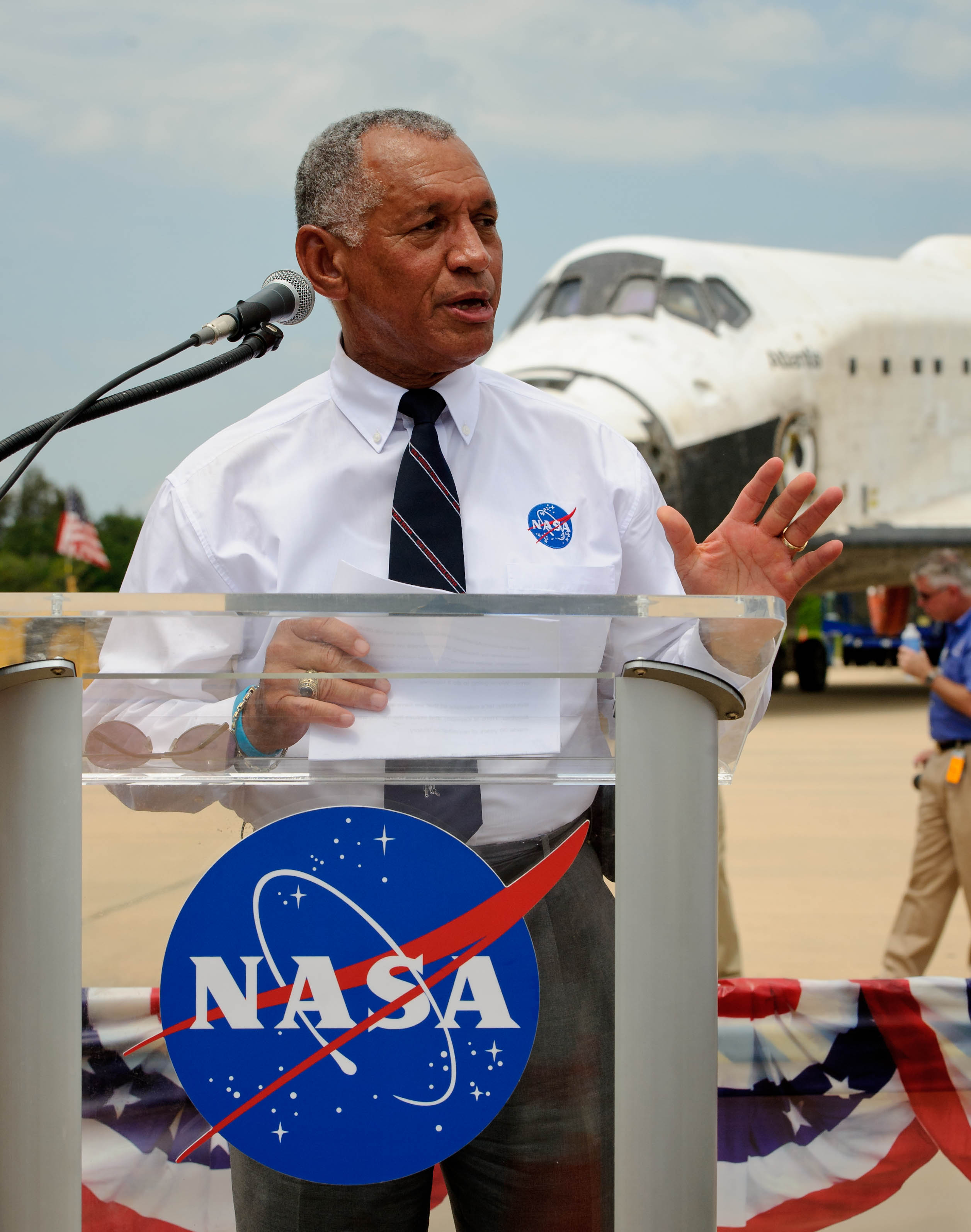 http://upload.wikimedia.org/wikipedia/commons/b/b4/Charles_Bolden_speaks_at_STS-135_wheels_stop_event.jpg