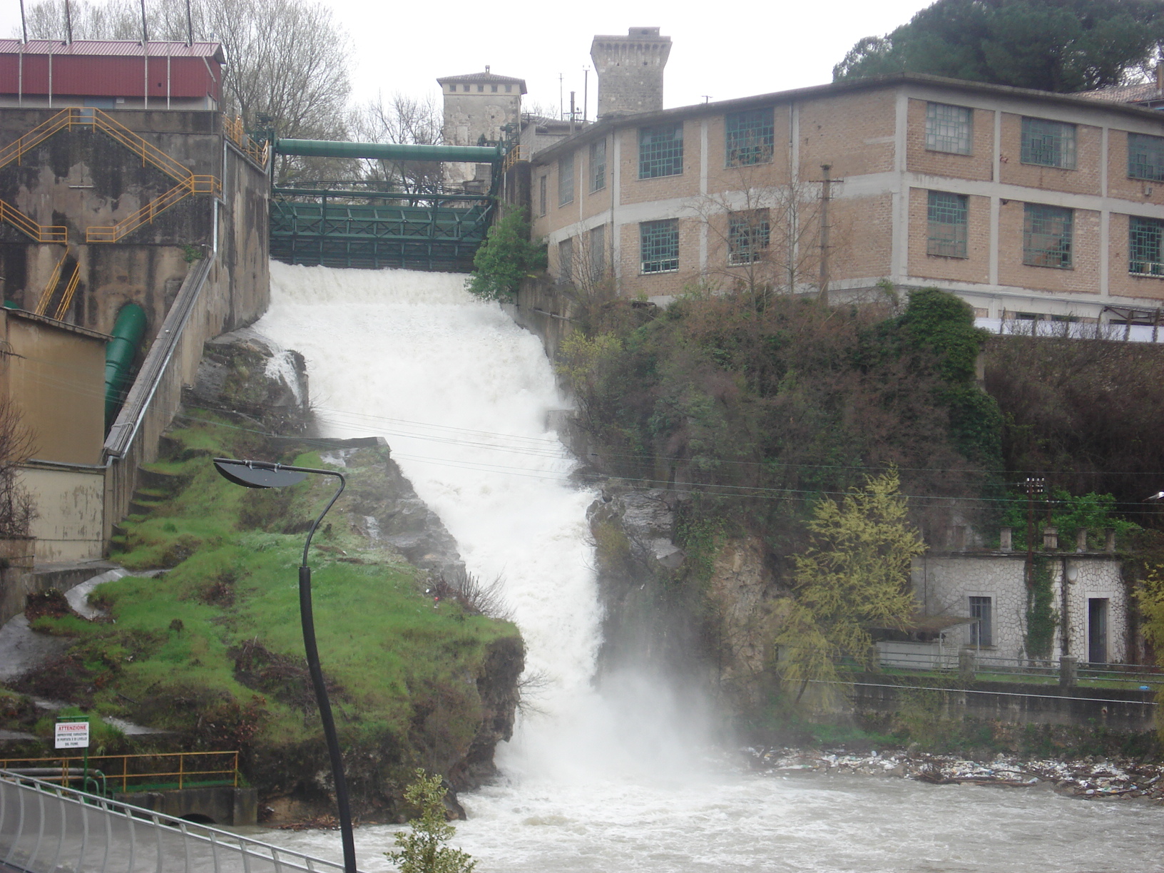 Isola_del_Liri_-_Cascata_del_Valcatoio-2008.JPG