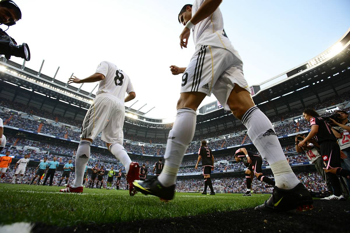 خلفيات لكريييييس Kaka_and_Cristiano_Ronaldo_of_Real_Madrid,_August_29,_2009