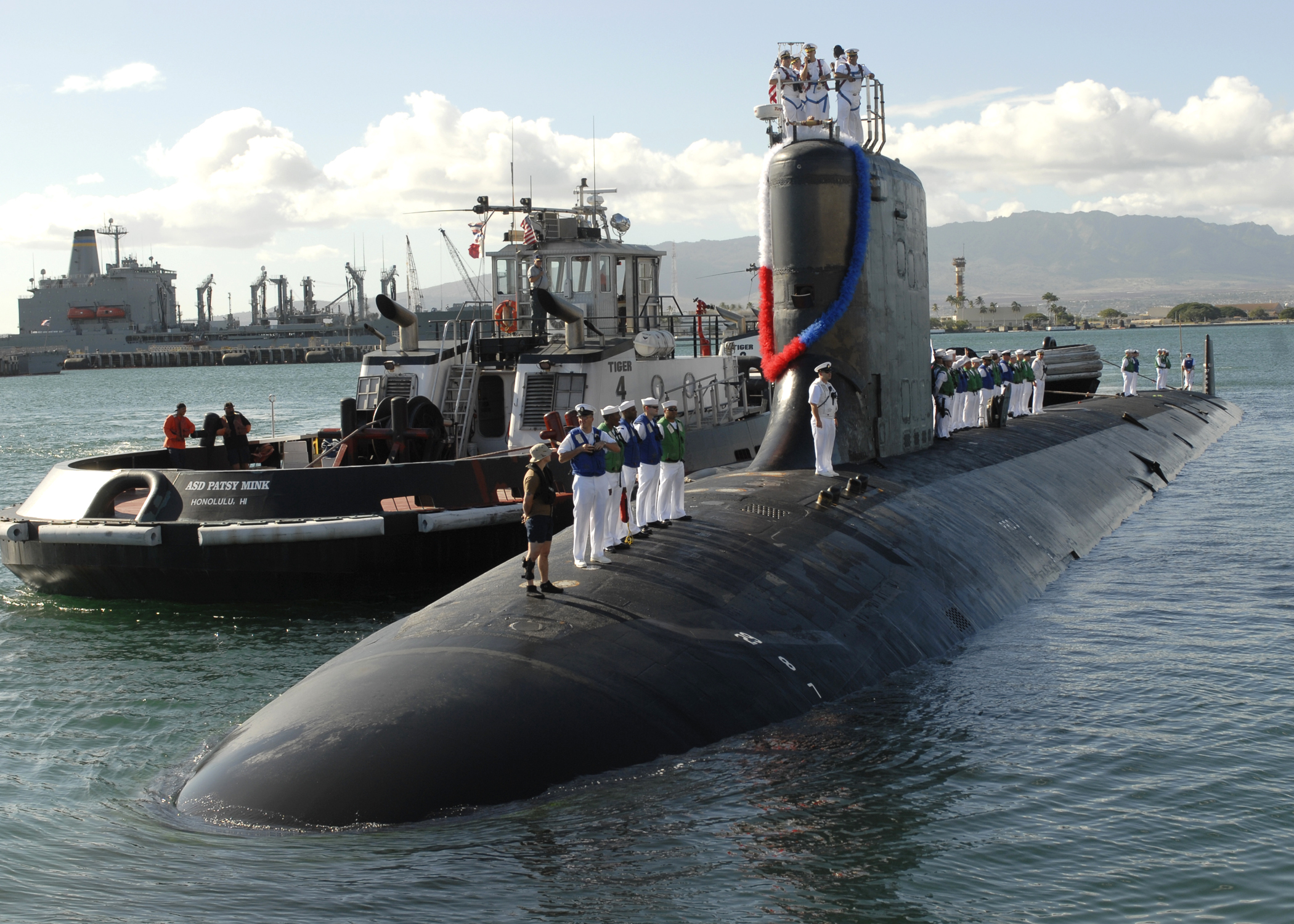 http://upload.wikimedia.org/wikipedia/commons/b/b4/US_Navy_091123-N-5212T-016_USS_Texas_(SSN_775)_arrived_at_its_new_home_port,_Naval_Station_Pearl_Harbor.jpg