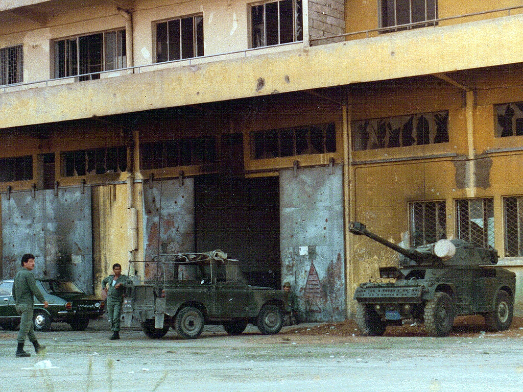 الحرب الاهليه اللبنانيه ........ابرز المحطات وصور نادره  Lebanese_Army,_Beirut,_Lebanon_1982