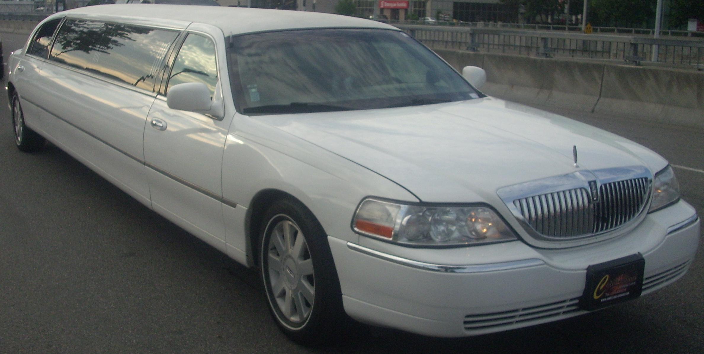 File:Lincoln Town Car Limo.jpg  Wikimedia Commons