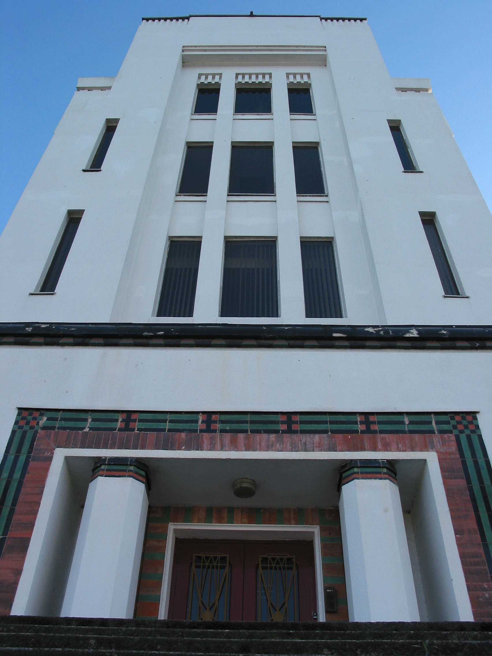 Pyrene_Building_(now_Westlink_House),_central_tower_detail,_Great_West_Road,_Brentford,_20050123.jpg