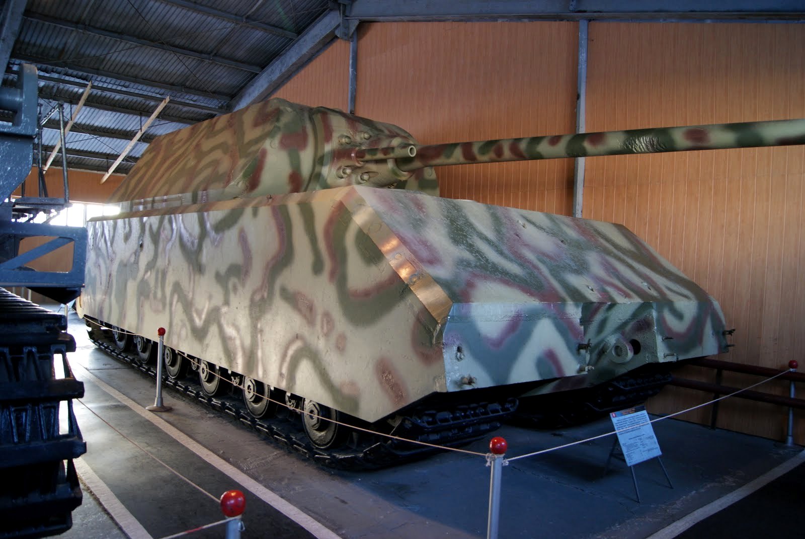 http://upload.wikimedia.org/wikipedia/commons/b/b6/Panzerkampfwagen_Maus,_Kubinka_Tank_Museum.JPG