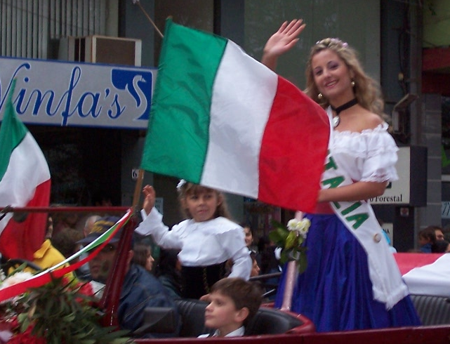 Datei:Reina de Italia - fiesta del inmigrante - Obera.png