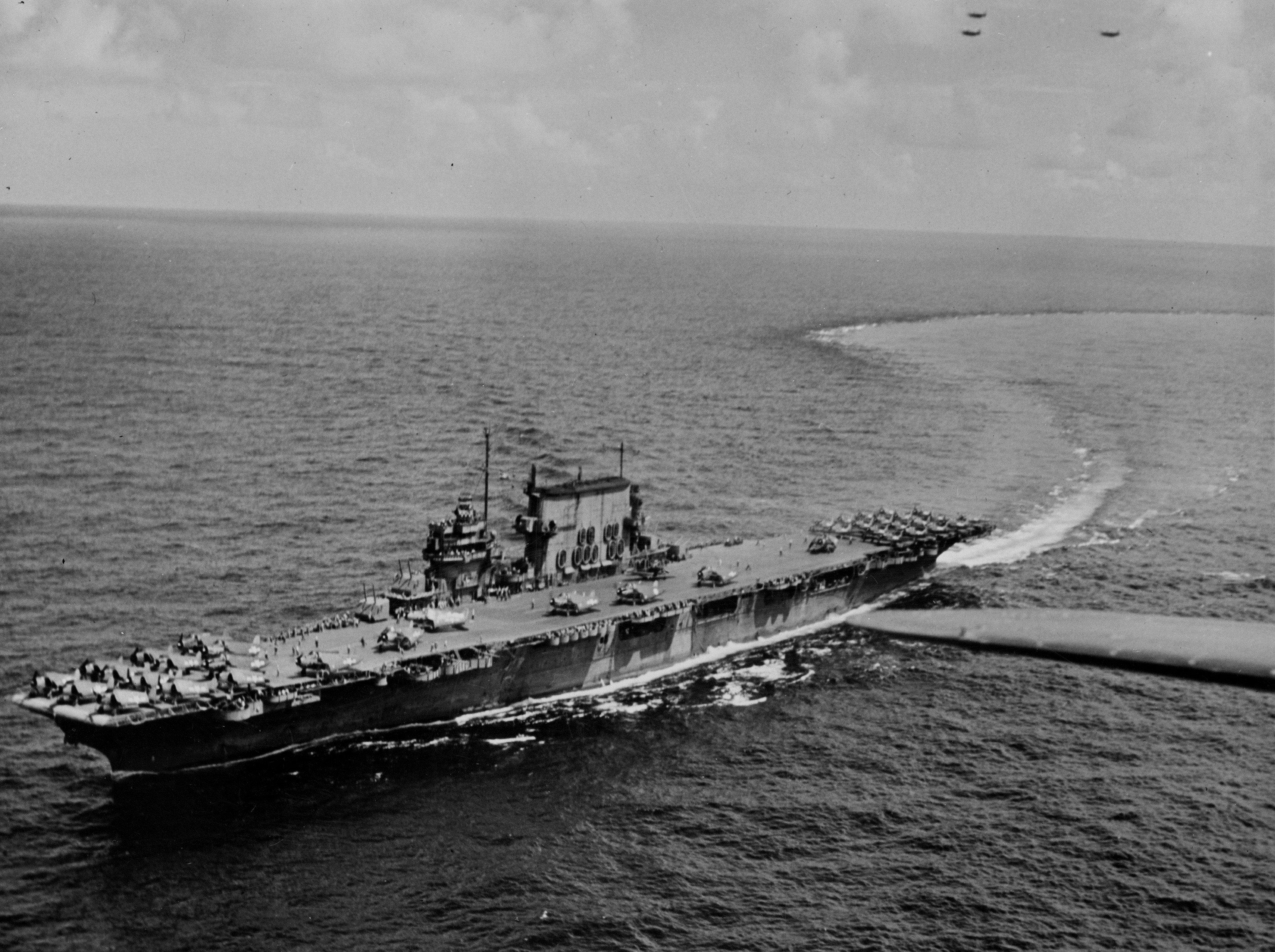 USS_Saratoga_%28CV-3%29_1943-44.jpg