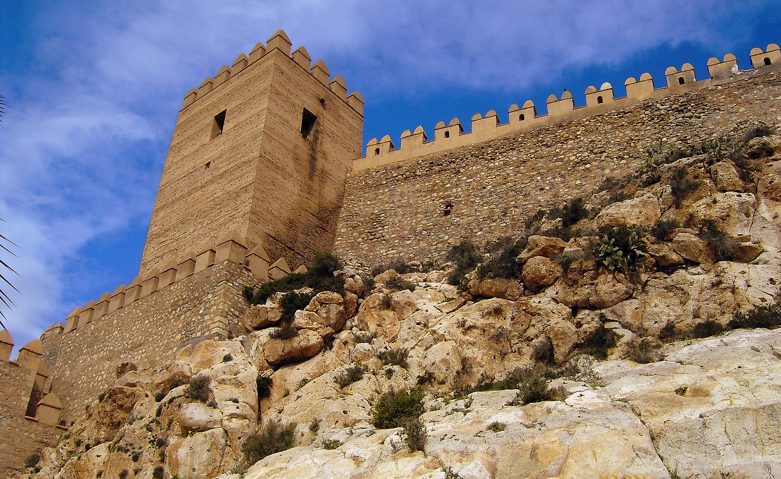 http://upload.wikimedia.org/wikipedia/commons/b/b7/Alcazaba_Almer%C3%ADa_007.JPG